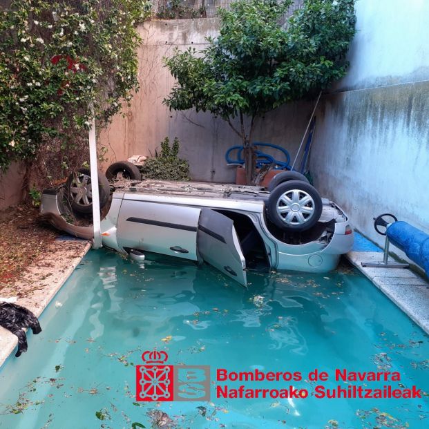 Grave accidente en San Adrián al caer un coche en la piscina de una vivienda