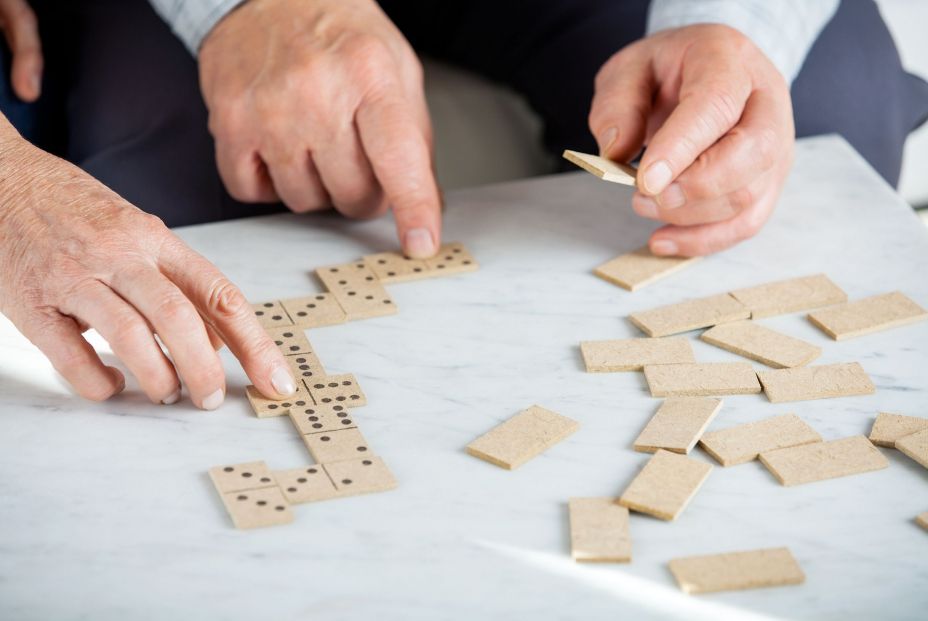 Dominó, juego de estimulación cognitiva. Foto: bigstock