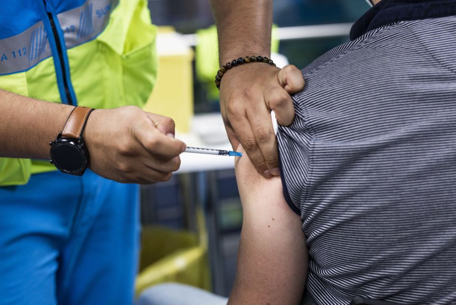 EuropaPress 3821722 sanitario administra dosis vacuna pfizer hombre wizink center primera noche