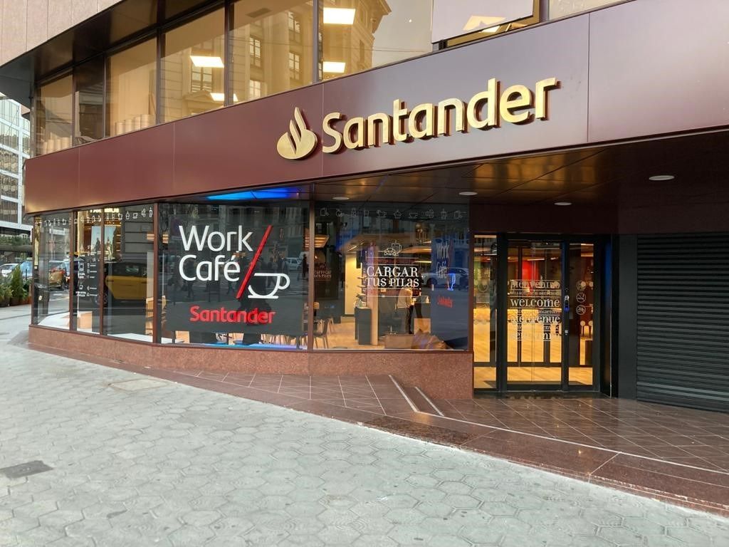 Santander, Ibercaja y Kutxabank, los que más suben comisiones por mantener la cuenta (Europa Press, oficina del Sanrtander en Barcelona)