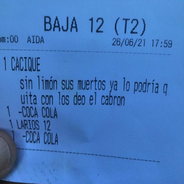 El comentario en un ticket de un bar que se ha hecho viral: "Cacique sin limón, sus muertos..."