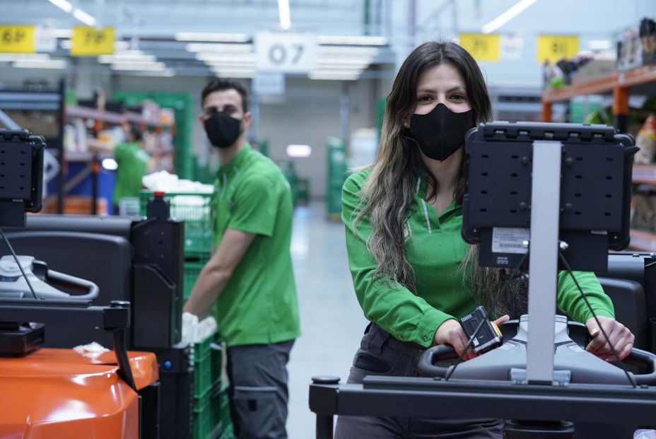 EuropaPress 3706185 imagen trabajadores mercadona mascarilla corporativa