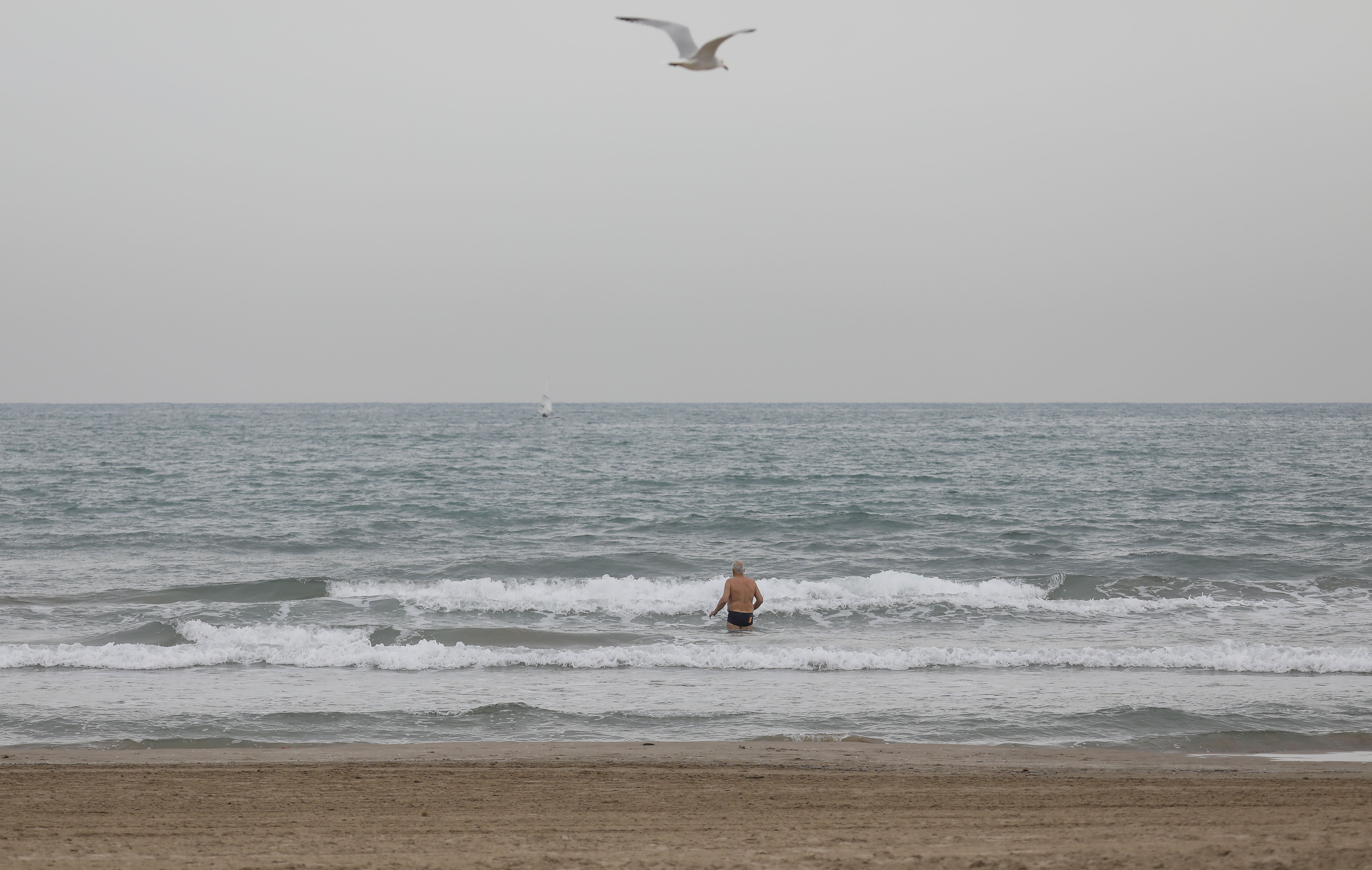 La regla del 'segundo escalofrío' al bañarse en el mar... Foto: Europa Press