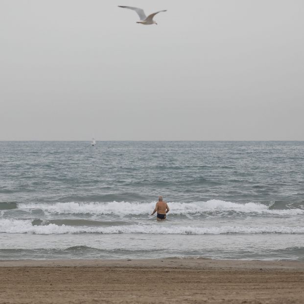 La regla del 'segundo escalofrío' al bañarse en el mar... Foto: Europa Press