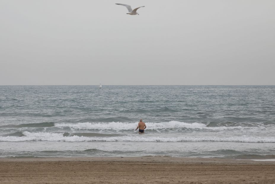 La regla del 'segundo escalofrío' al bañarse en el mar... Foto: Europa Press