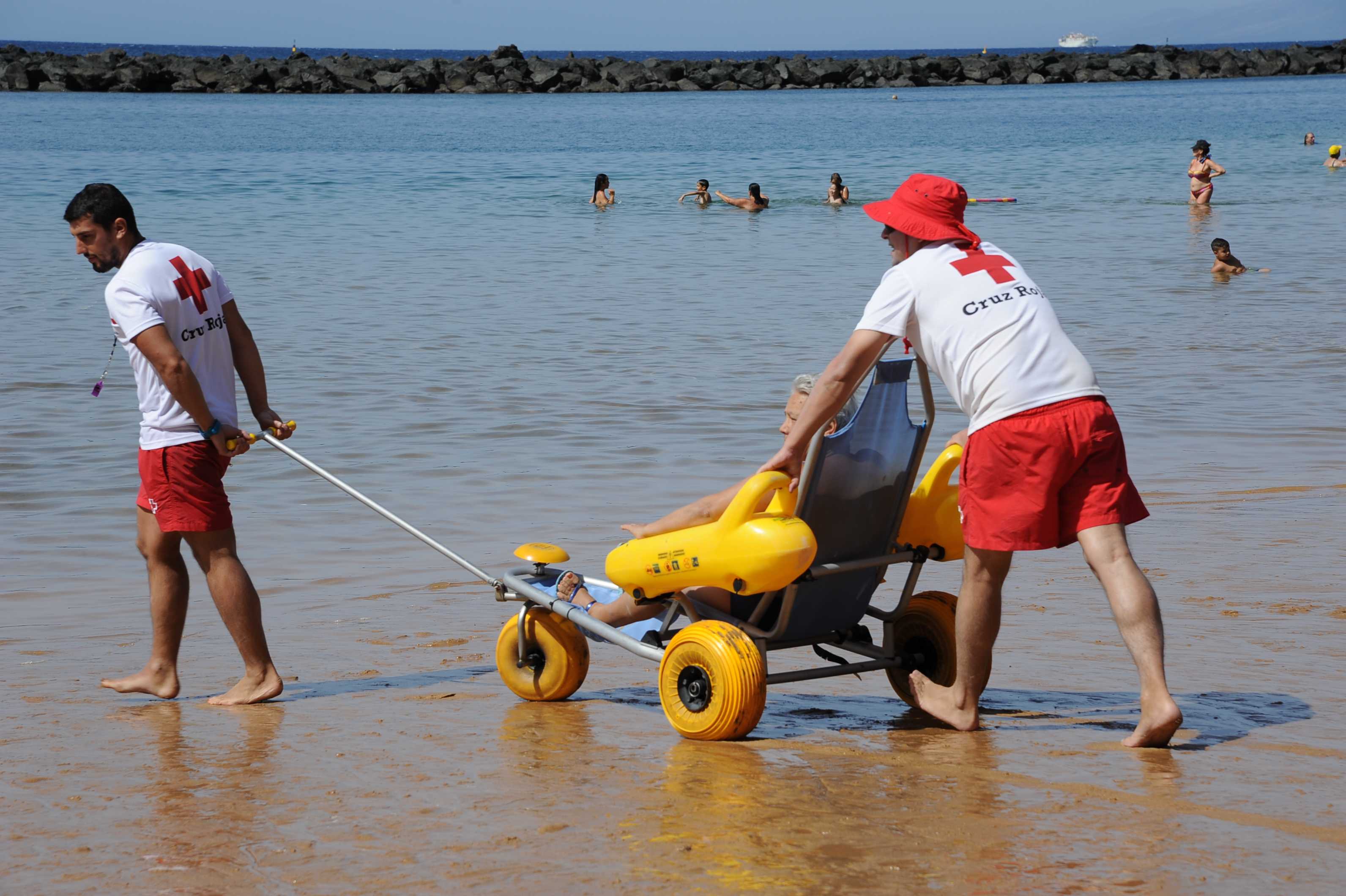 La lista completa de las 57 playas donde Cruz Roja ofrece este verano su servicio de baño asistido
