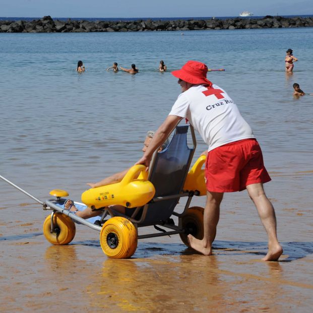 La lista completa de las 57 playas donde Cruz Roja ofrece este verano su servicio de baño asistido