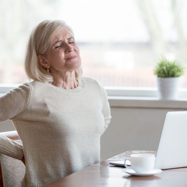 Cuida tu postura y di adiós a la lumbalgia (bigstock)