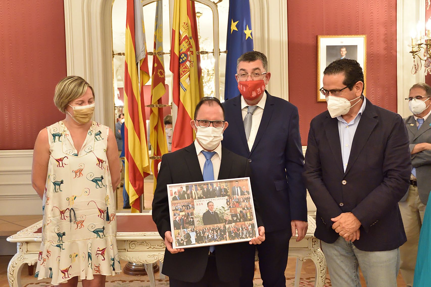 Emotiva despedida a 'Ovi', el ujier del parlamento valenciano con síndrome de Down jubilado
