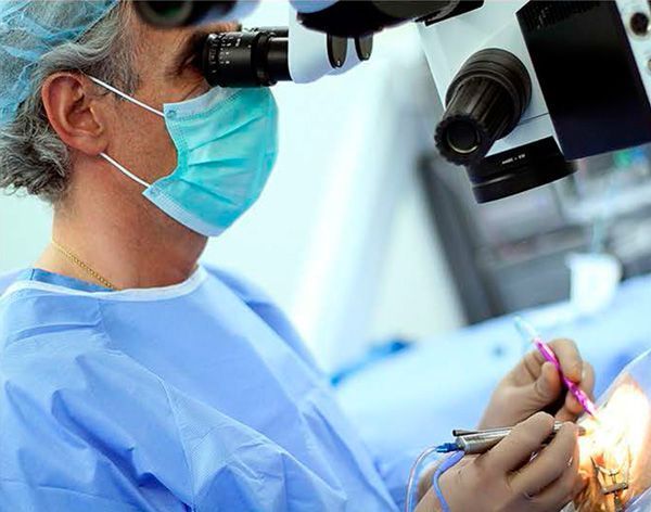 Dr Carlos Vergés realizando una cirugía de cataratas microincisional bimanual
