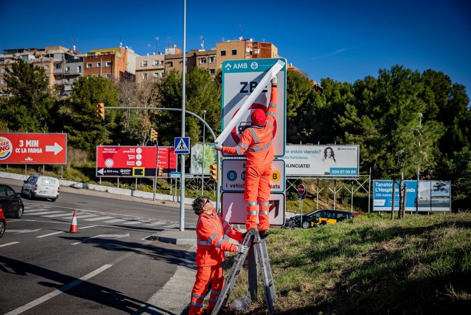 EuropaPress 2562796 operarios instalando senales trafico definitivas zbe rondas bcn ramal