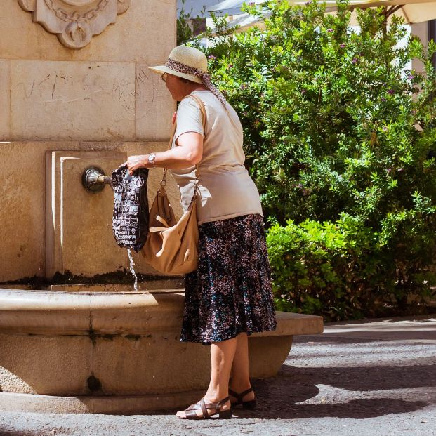 Cruz Roja alerta sobre el impacto del calor en los mayores: consejos para sobrellevarlo