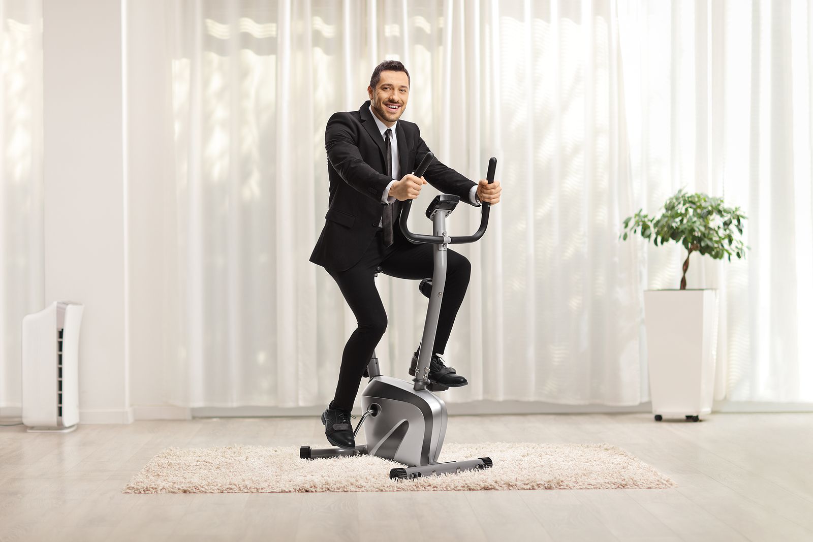 ¿Sin tiempo para hacer deporte? Ponte una mini bicicleta estática en la oficina Foto: bigstock 