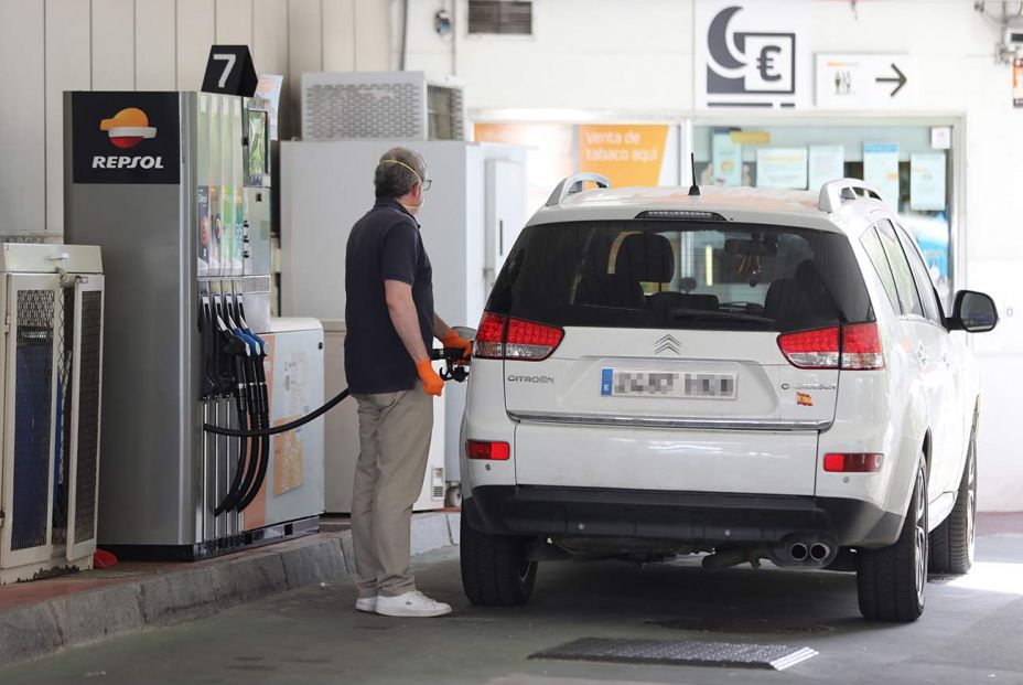 Tarjetas con descuentos en gasolina: ¿merecen la pena o tienen truco? (Foto: Europa Press)