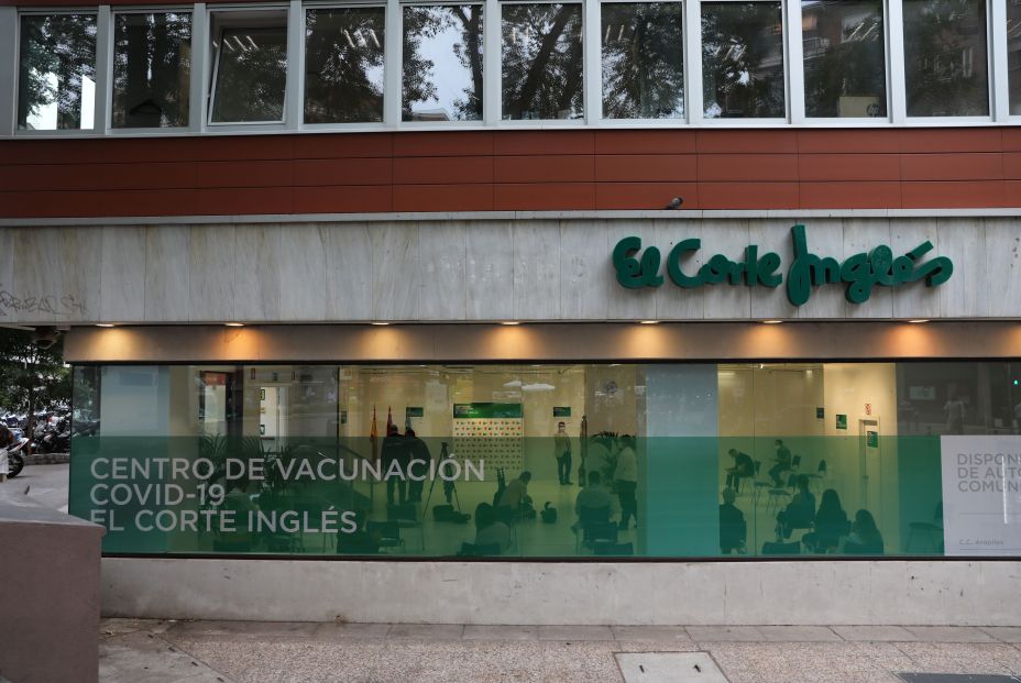 EuropaPress 3830282 punto vacunacion puesto marcha corte ingles contra covid 19 dirigido