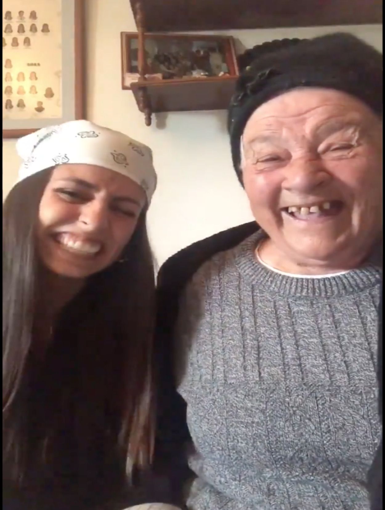 La desternillante broma de una nieta a su abuela que acaba con las dos riendo a carcajadas