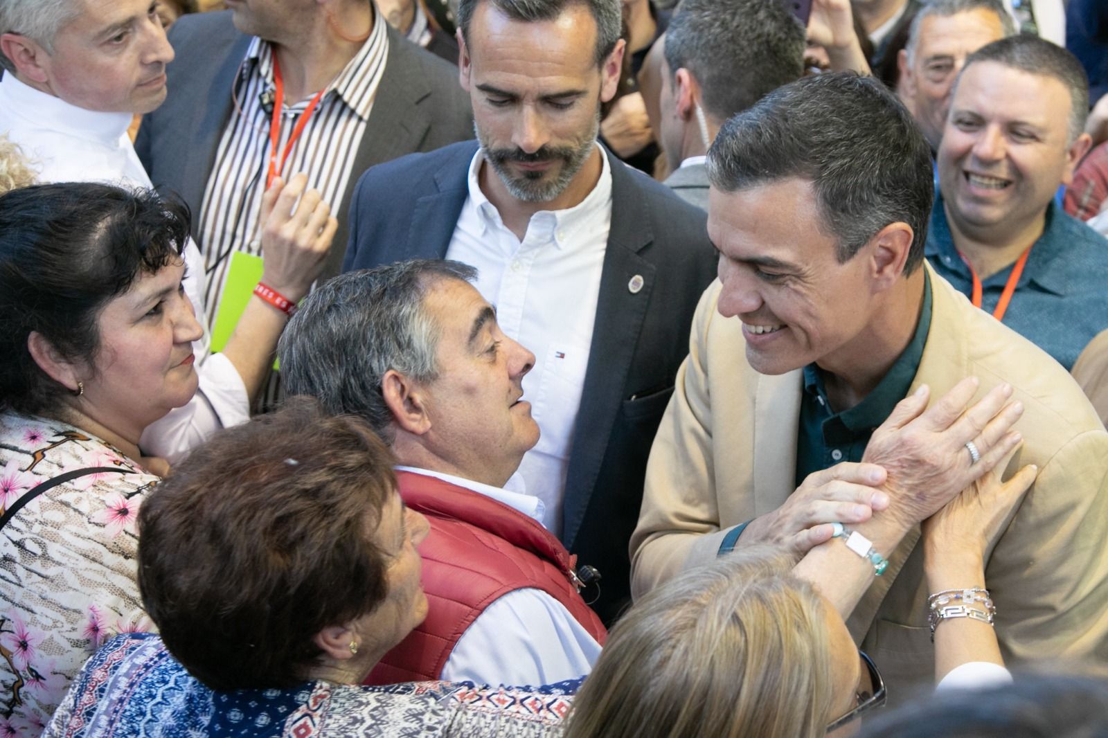 Pedro Sánchez presume de rejuvenecer el Gobierno mientras fomenta el retraso de la jubilación