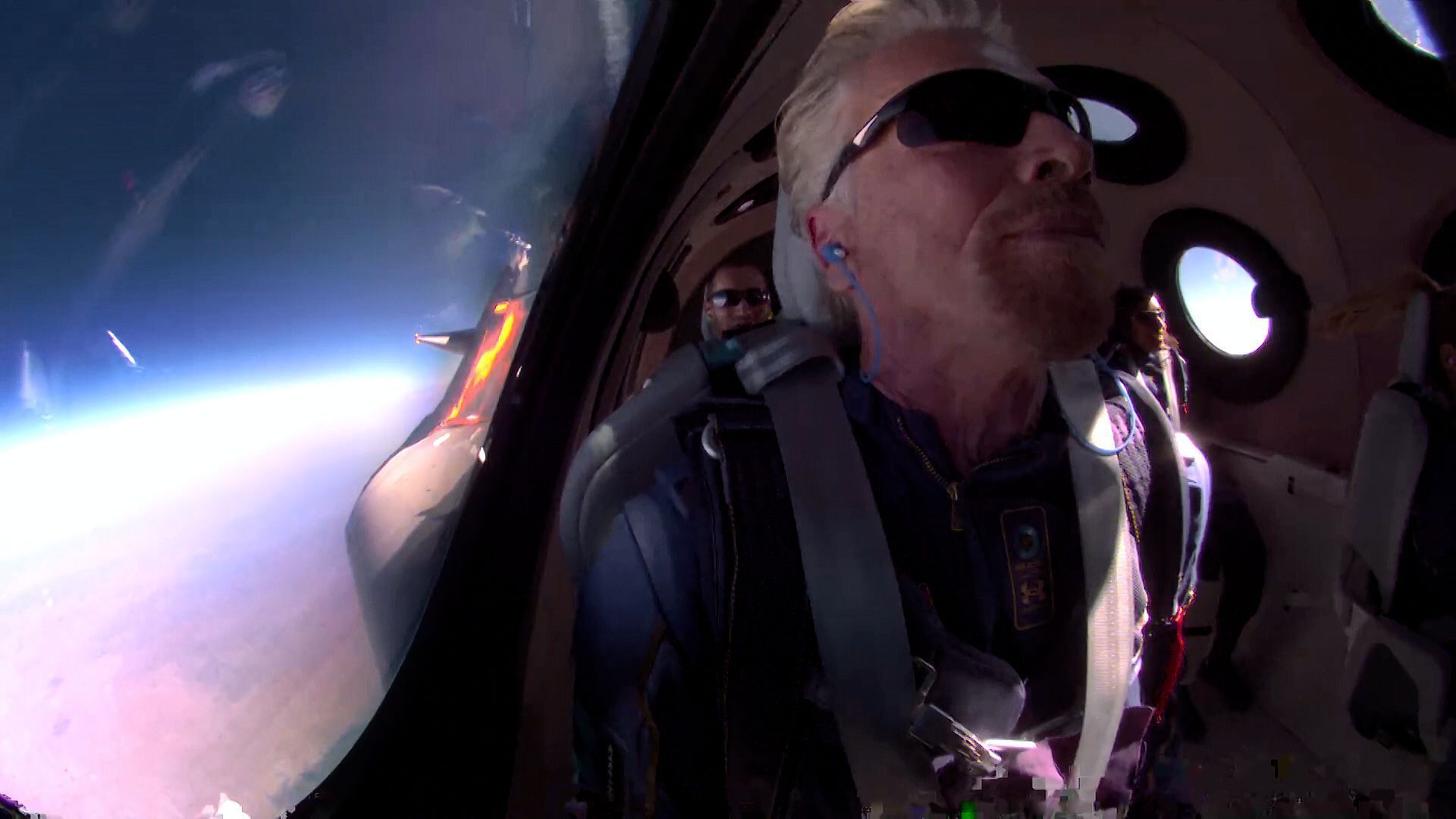 El multimillonario Richard Branson gana la carrera y llega al espacio en su propio avión