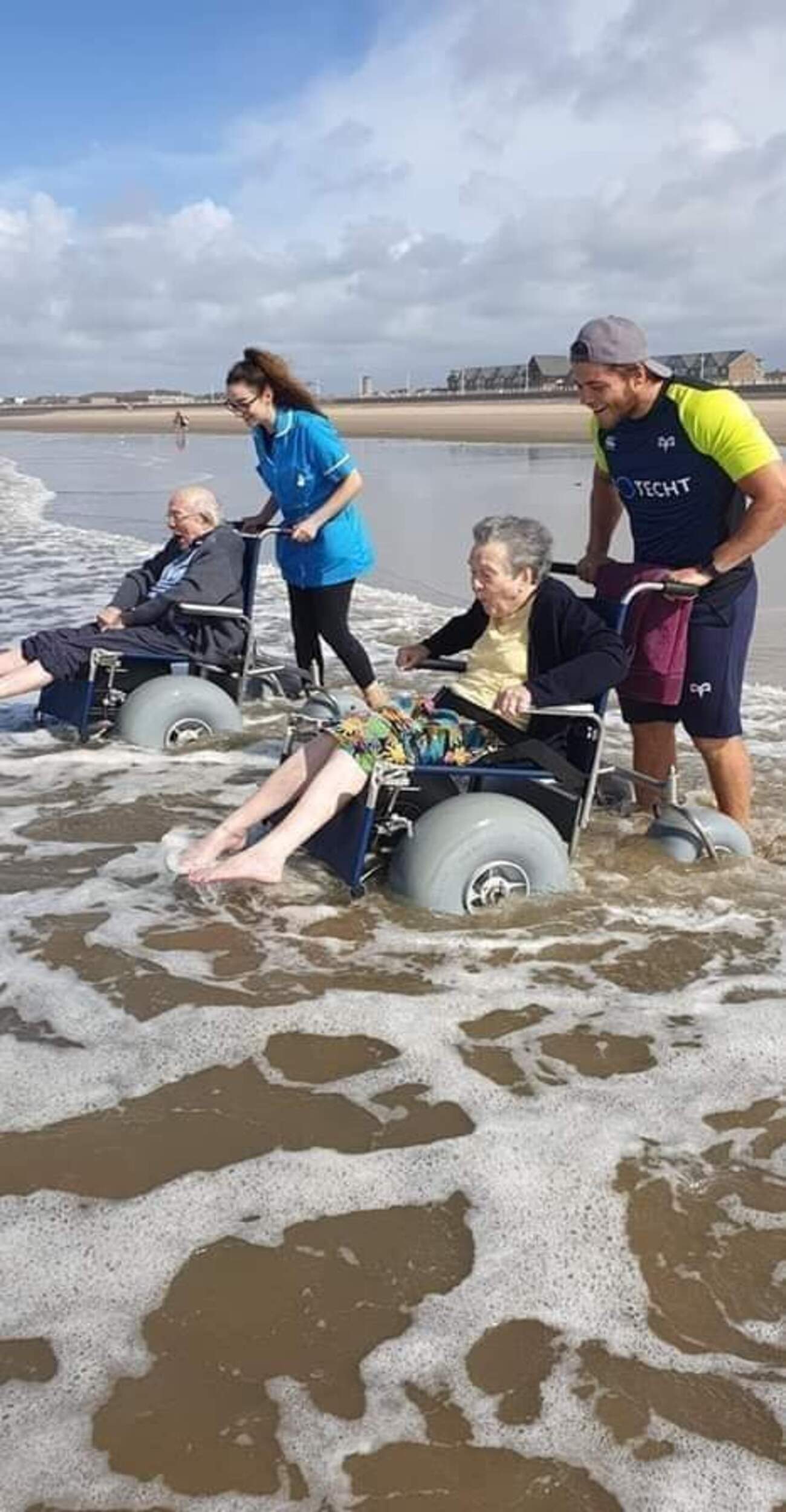 La historia detrás de la foto viral de dos mayores emocionados al sentir el mar