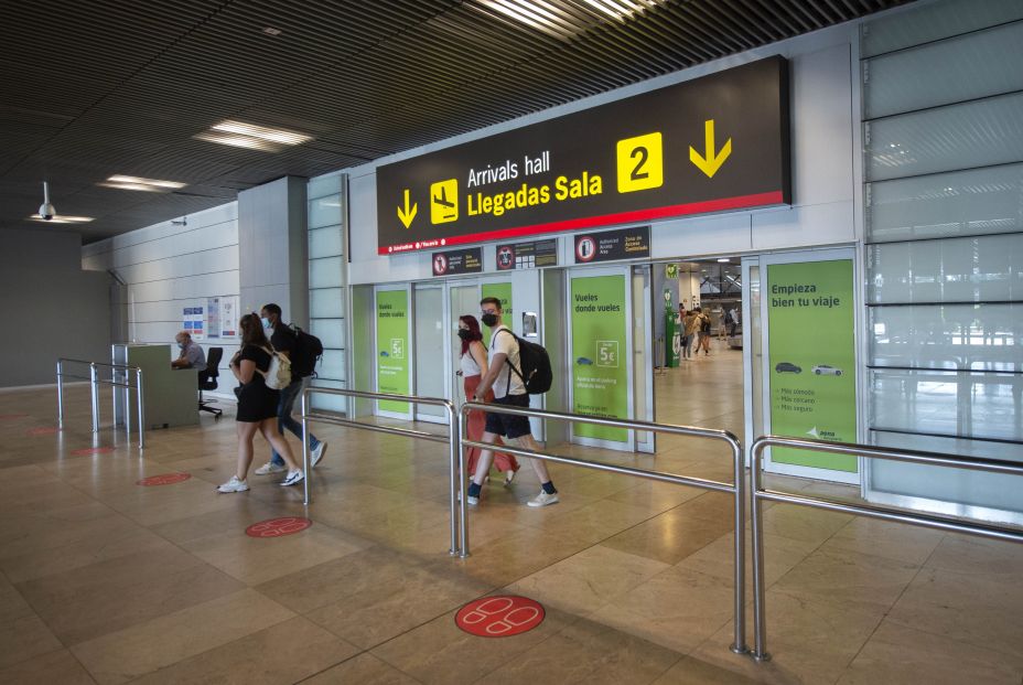 EuropaPress 3835679 pasajeros llegan aeropuerto adolfo suarez madrid barajas julio 2021 madrid