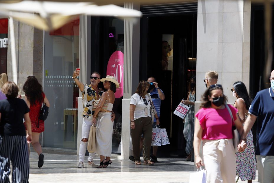 EuropaPress 3808401 personas mascarilla otras mascarilla calle larios primer dia no obligado