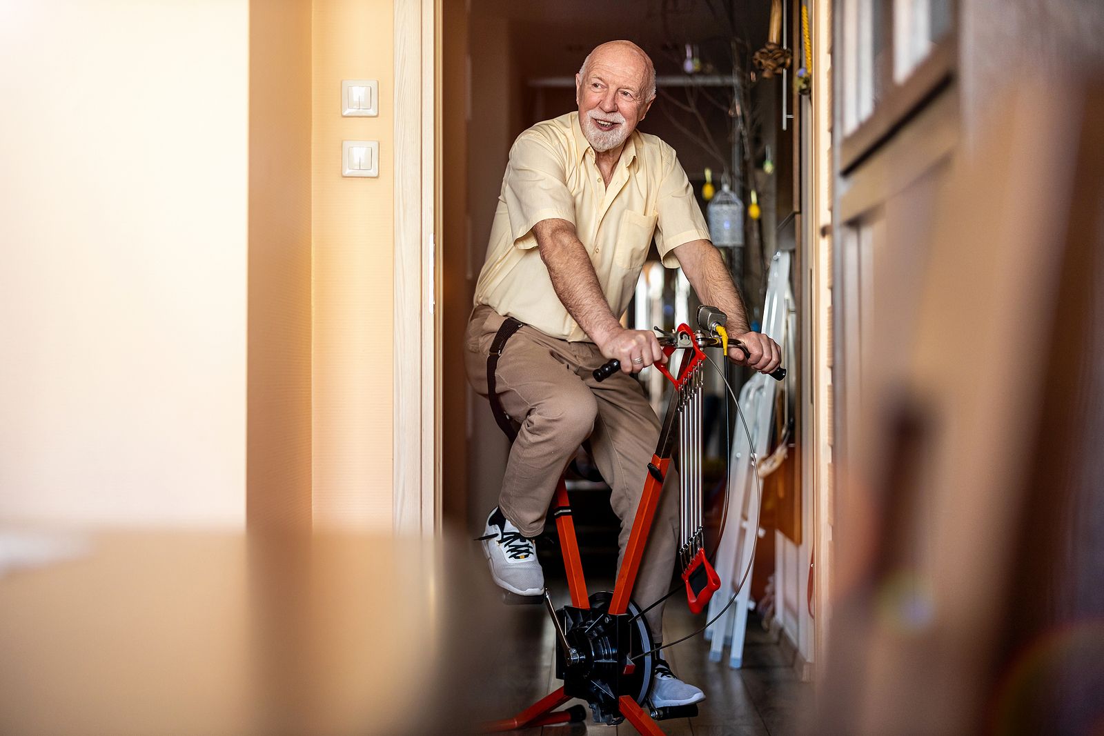 ¿Qué beneficios tiene la bicicleta estática? Foto: bigstock