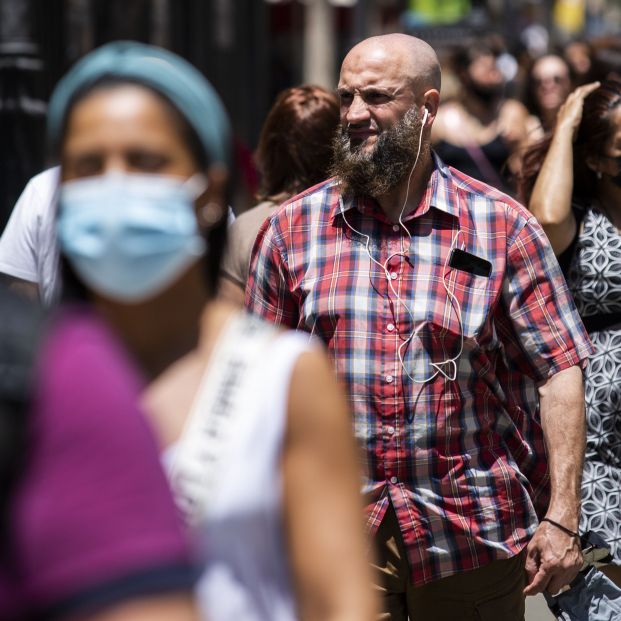 EuropaPress 3808714 hombre pasea mascarilla centro madrid primer dia no obligado uso mascarilla