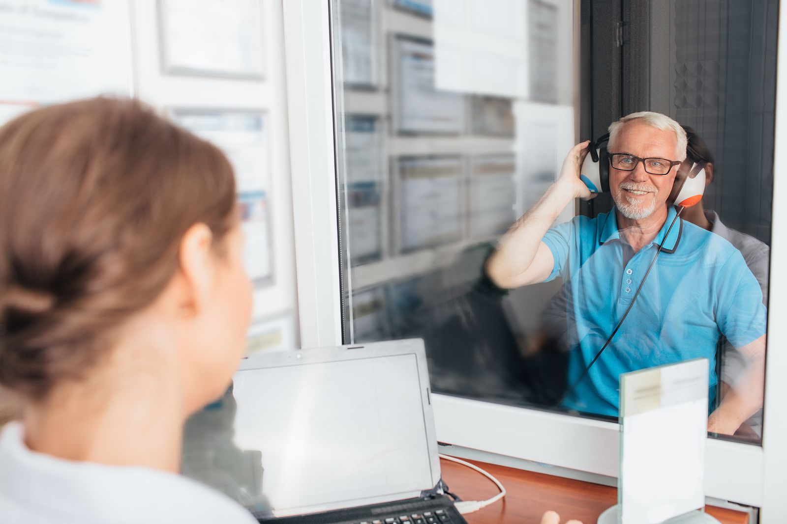 La pérdida auditiva severa aumenta el riesgo de demencia (Foto Bigstock)