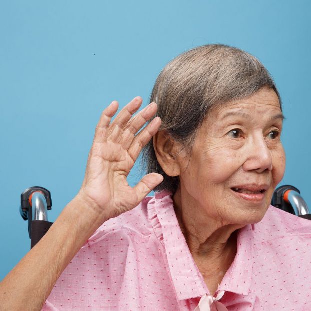 La pérdida auditiva severa aumenta el riesgo de demencia (Foto Bigstock) 2