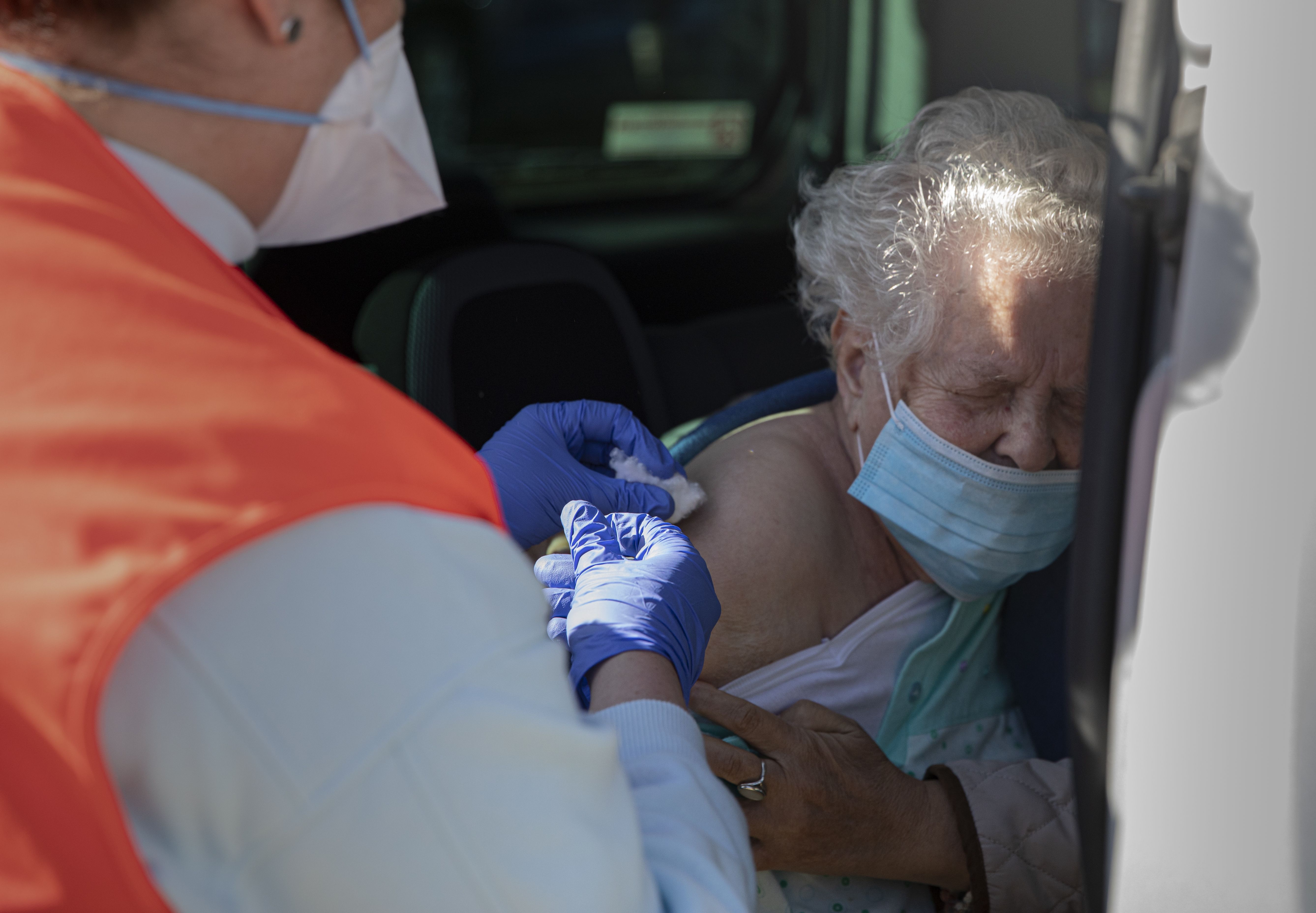 EuropaPress 3564255 mujer mayor 90 anos recibe coche vacuna pfizer contra covid 19 carpa (1)