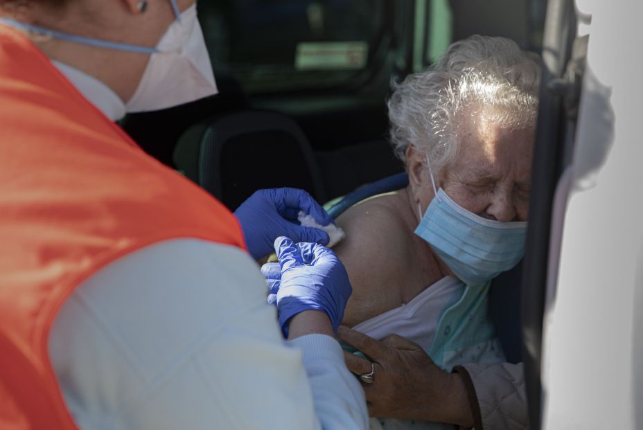 EuropaPress 3564255 mujer mayor 90 anos recibe coche vacuna pfizer contra covid 19 carpa (1)