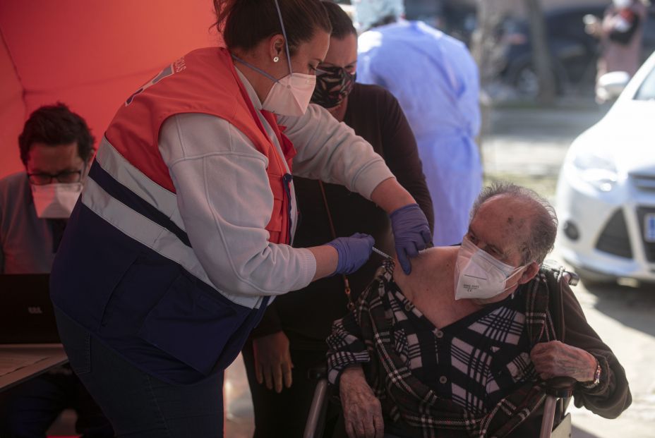 EuropaPress 3564303 hombre mayor 90 anos recibe vacuna pfizer contra covid 19 carpa habilitada