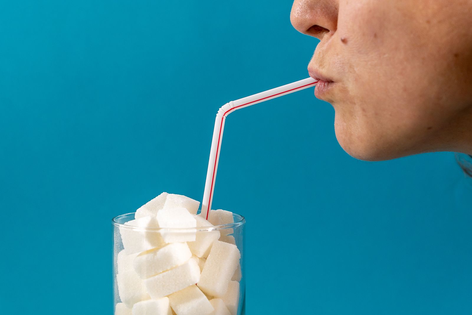 Bebidas con azúcar, el otro 'mal trago' que acorta la vida