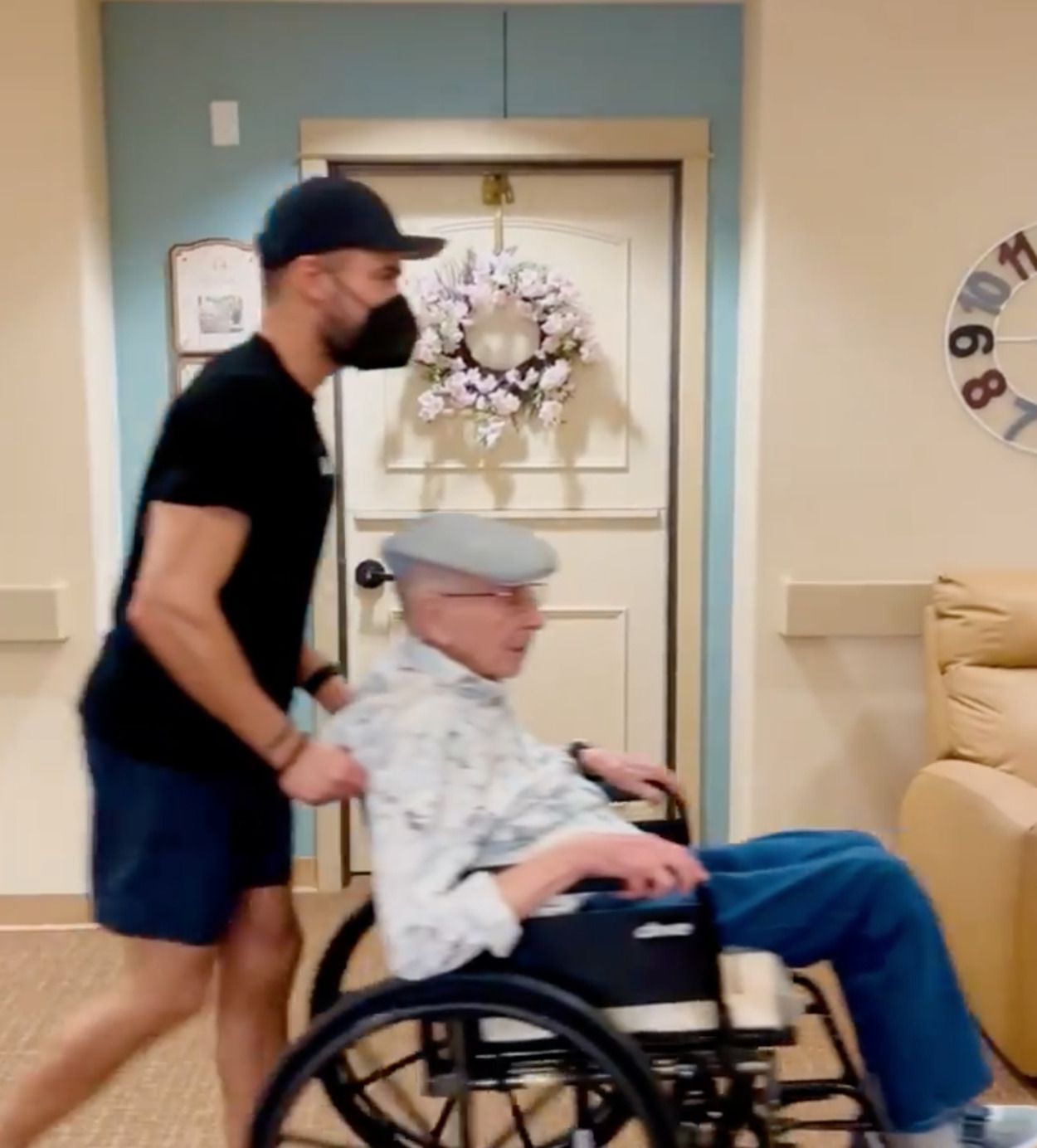 El actor Zac Efron ayuda a su abuelo a "escapar" de su residencia para ver la final de la Eurocopa