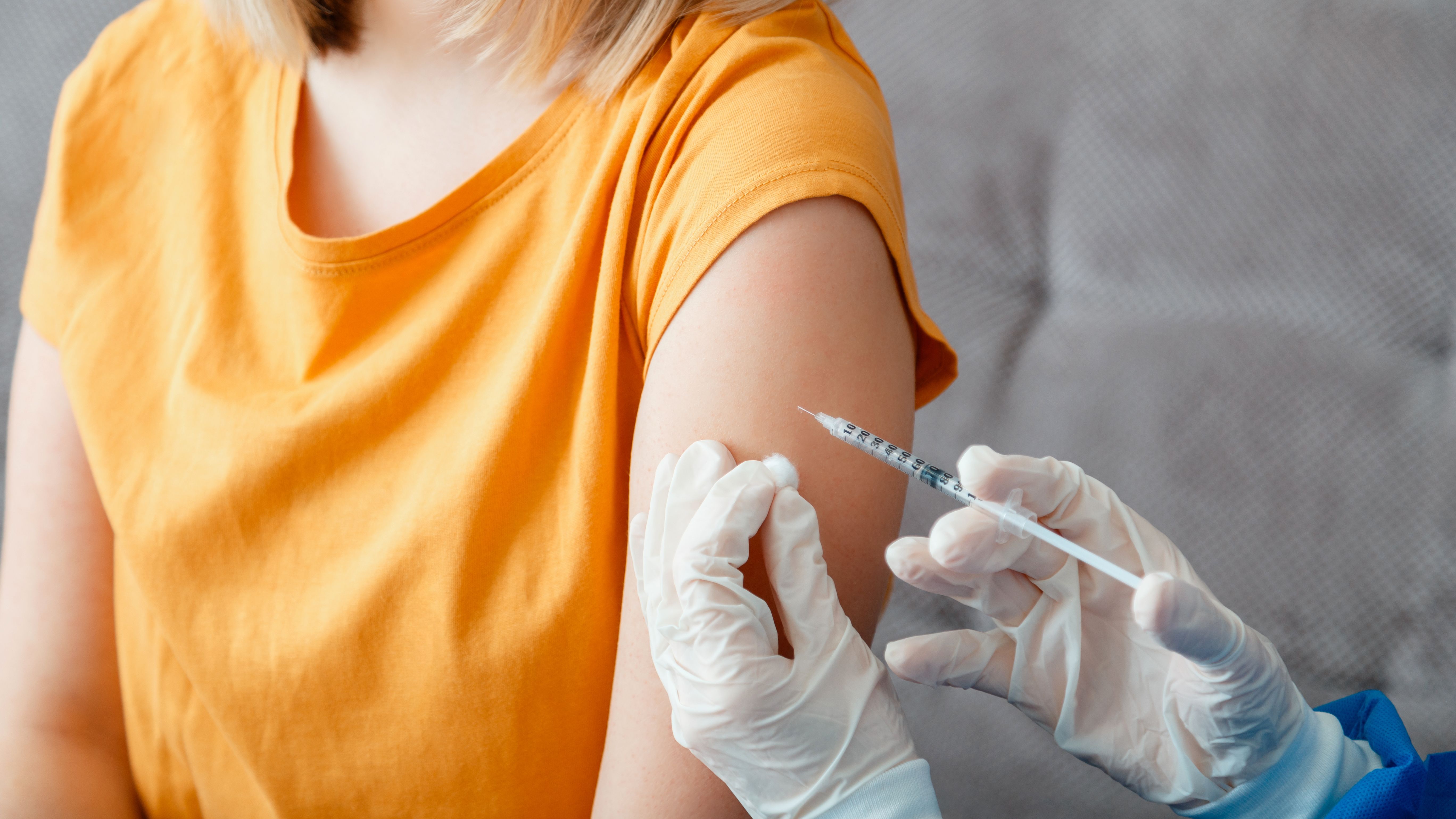 ¿Qué hay de verdad en que con la vacuna de Pfizer aumentan los pechos?