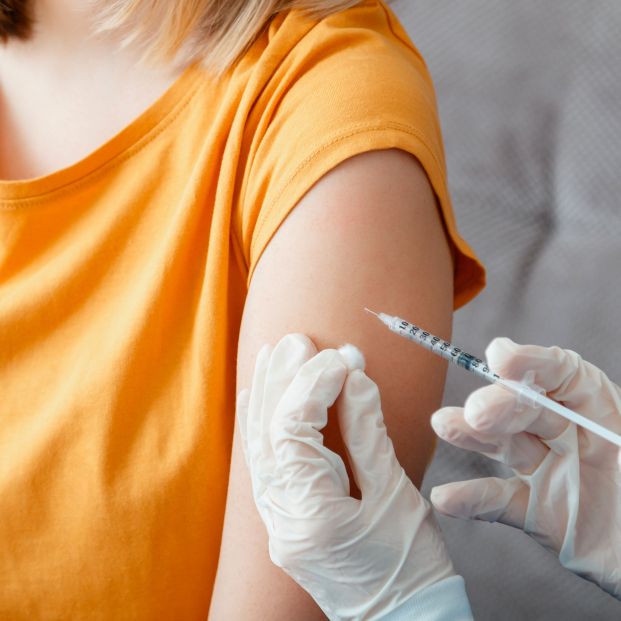 ¿Qué hay de verdad en que con la vacuna de Pfizer aumentan los pechos?