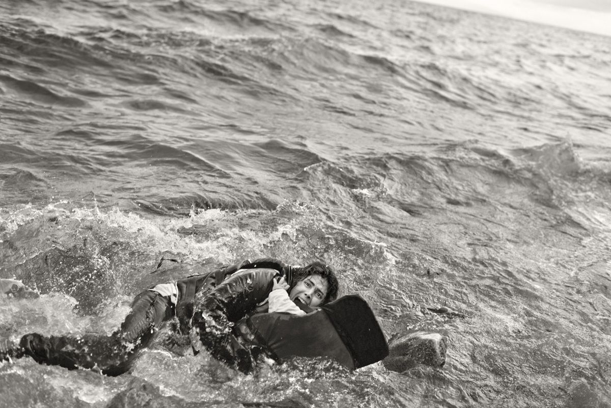 Creadores de conciencia: Mujer refugiada y su hijo caen al agua durante desembarco. Lesbos, Grecia (2015) (Samuel Aranda:Museo de bellas Artes)