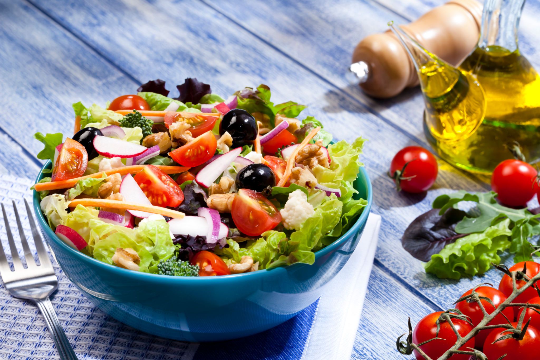 Dale un poco de alegría a tus ensaladas con las salsas que venden en el supermercado