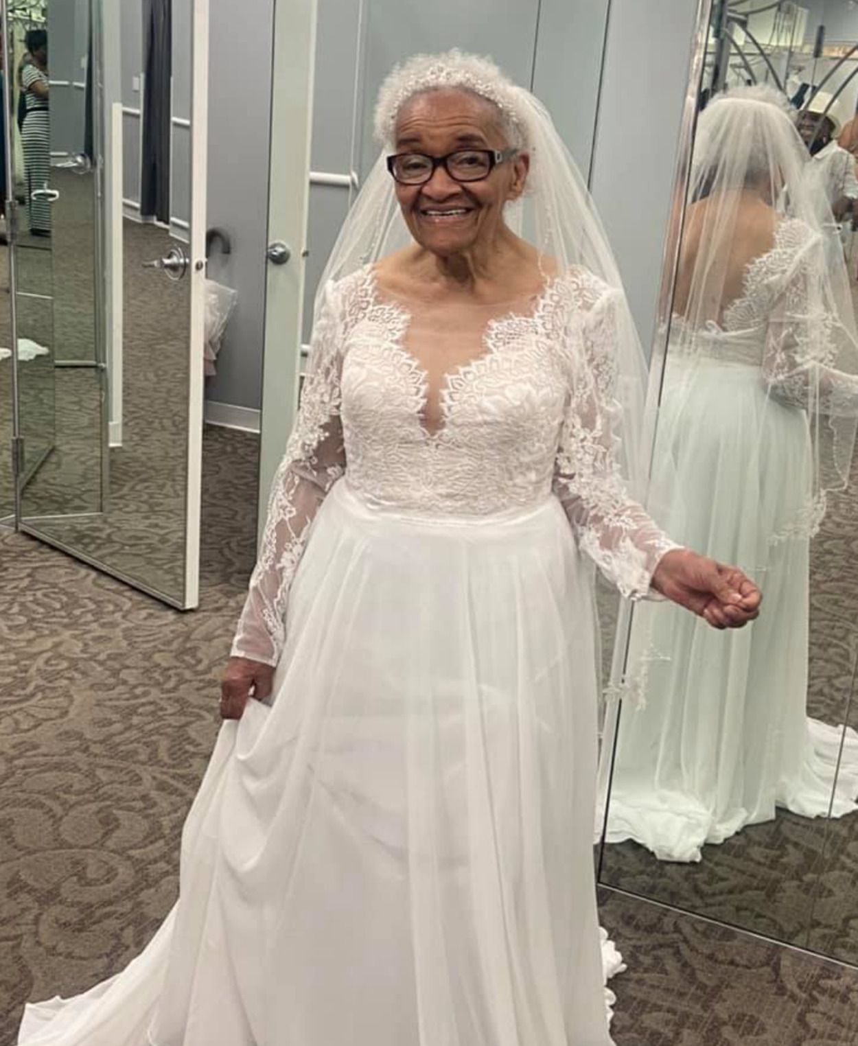 Cumple su sueño de vestirse de novia a los 94 años: "Siempre quise una boda así, pero nunca pude"