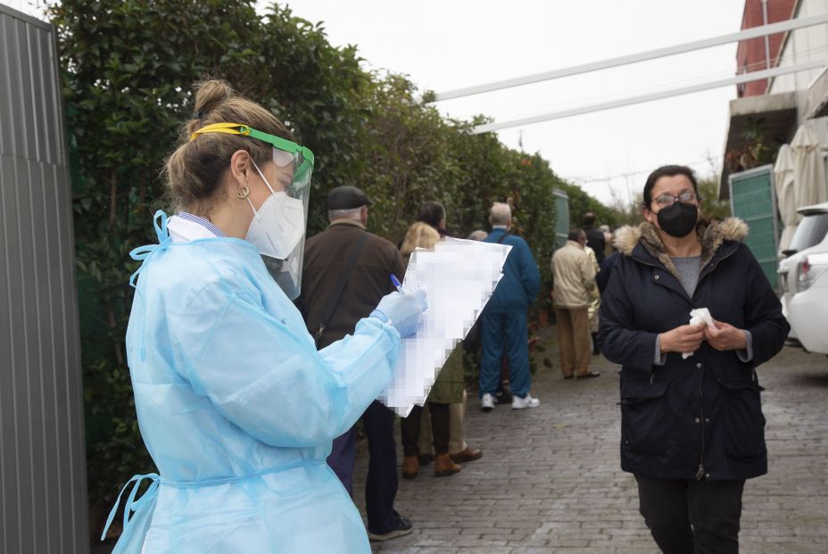 EuropaPress 3534684 varias personas hacen cola frente centro salud ciudad jardin badajoz