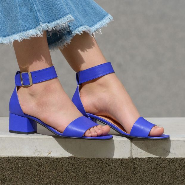 Elimina las huellas de sudor de tus sandalias con bicarbonato Foto: bigstock Elimina las huellas de sudor de tus sandalias con bicarbonato Foto: bigstock