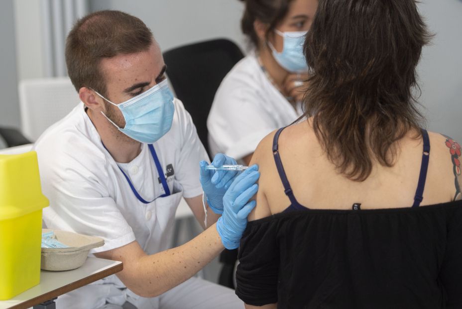 EuropaPress 3841051 joven recibe primera dosis vacuna pfizer hospital zendal dia comienza