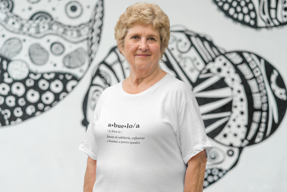 “Todos seremos mayores”: la colección de camisetas solidarias que empodera y homenajea a los mayores