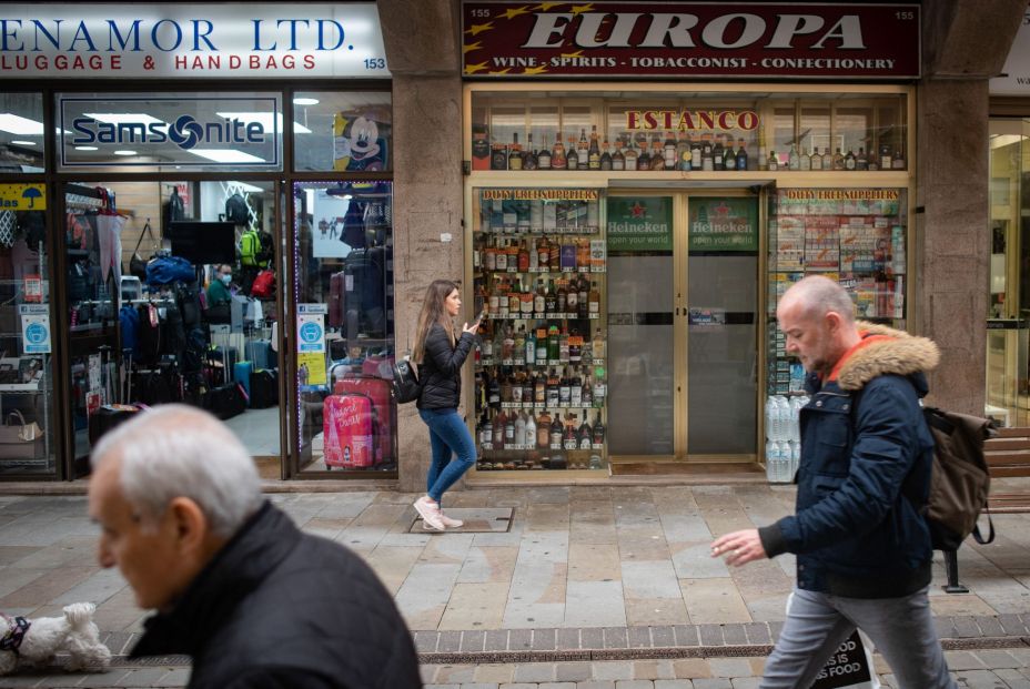 EuropaPress 3627601 varias personas circulan calles gibraltar mascarilla despues espana haya