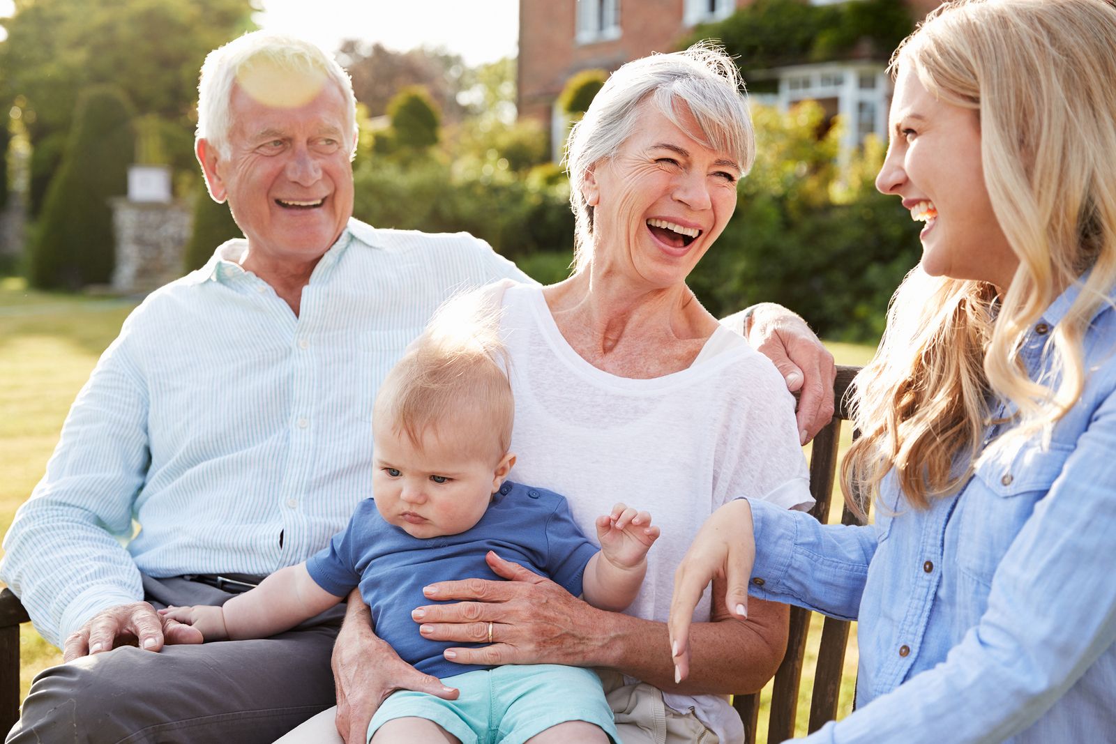 Llega el primer nieto a la familia qué hay que hacer (Bigstock)