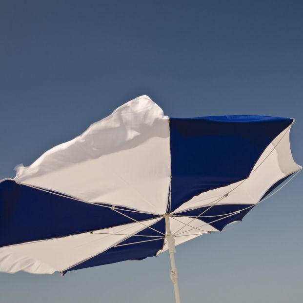 Cómo colocar la sombrilla en la playa para que no salga volando