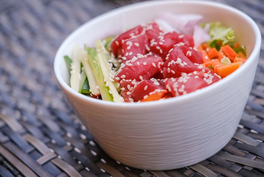 Prueba estas originales recetas con mango: Poke bowl