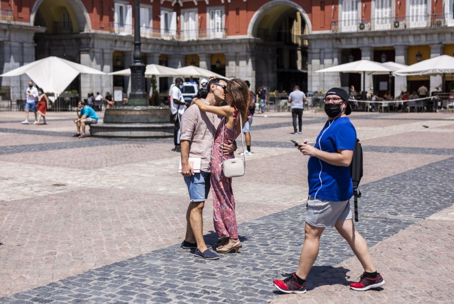 EuropaPress 3808719 dos personas dan beso plaza mayor primer dia no obligado uso mascarilla