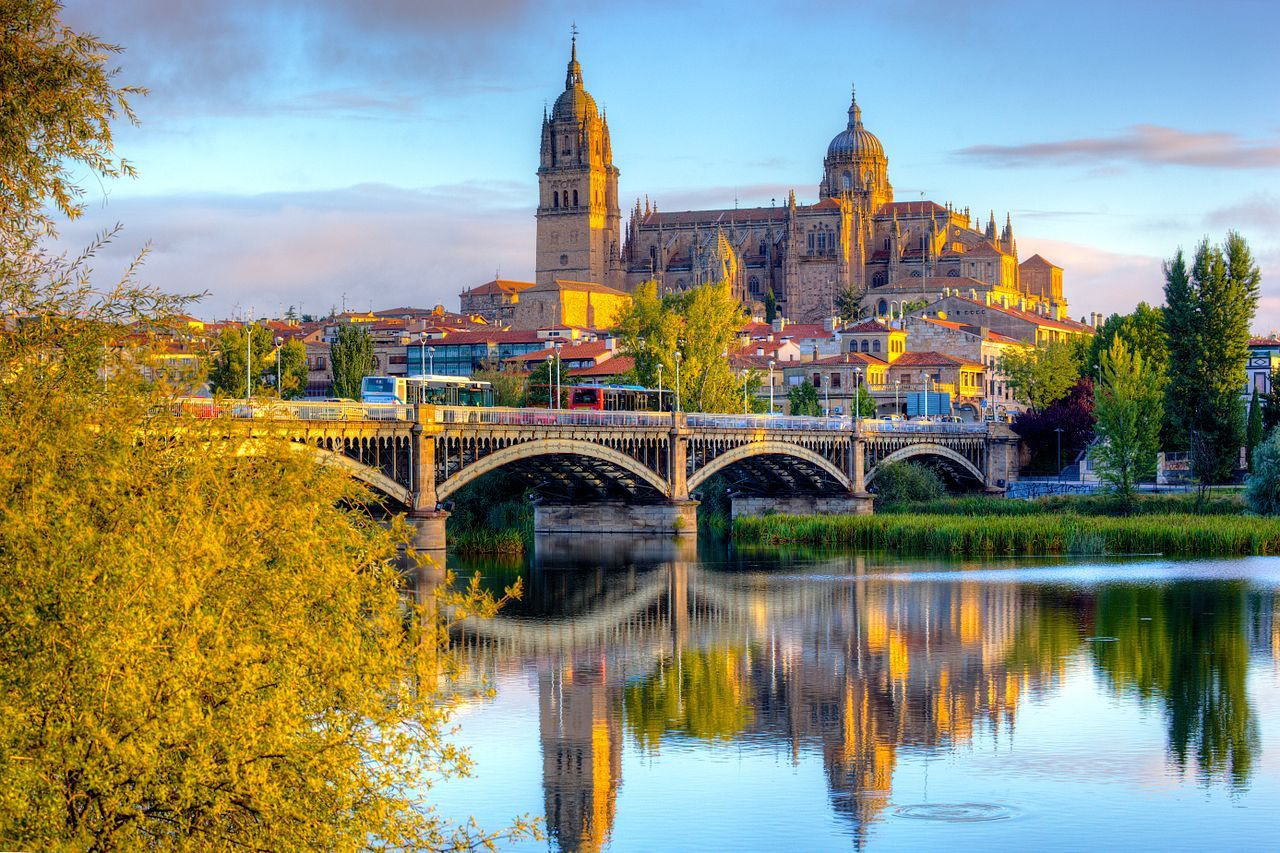 Catedral de Salamanca desde el Tormes, una de las ciudades españolas más baratas para hospedarse en primavera (Creative Commons)
