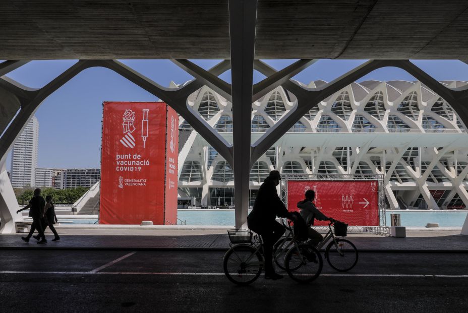 EuropaPress 3644611 varias personas pasan punto vacunacion ciudad artes ciencias valencia cara